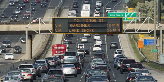 Informació del temps de viatge en autopista mitjançant panell de missatgeria variable.