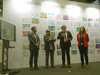 El Director general Serra, inaugurant l’estand de Catalunya