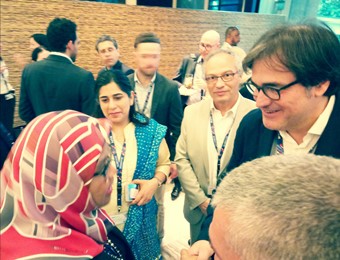 Agustí Serra, saludant la Directora Executiva d’ONU-Hàbitat