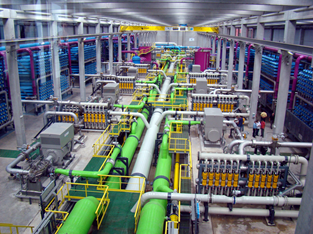 Interior de l'edifici d'osmosi inversa de la dessalinitzadora del Llobregat.