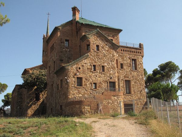 Casa del mestre a la colònia Güell. Font: Wikipedia